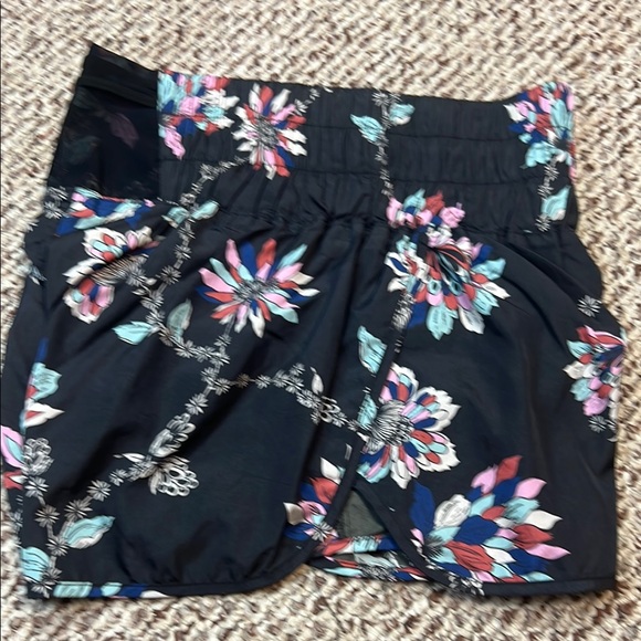 Free People Movement Floral Black‎ Women's Shorts - Picture 4 of 8